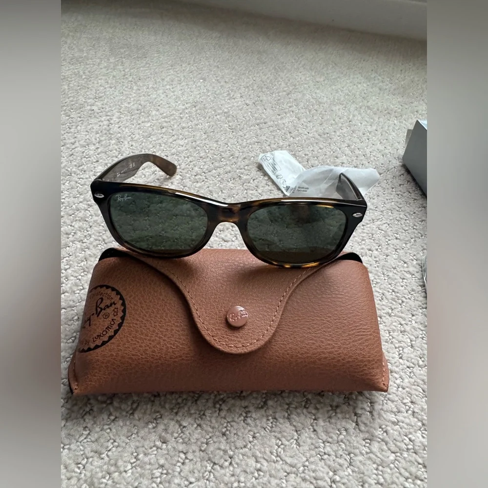 Ray-Ban New Wayfarer Sunglasses with Brown Case - Picture 5 of 5